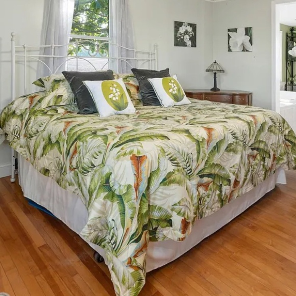 EUC Tommy Bahama KING Palmiers comforter set & window valence